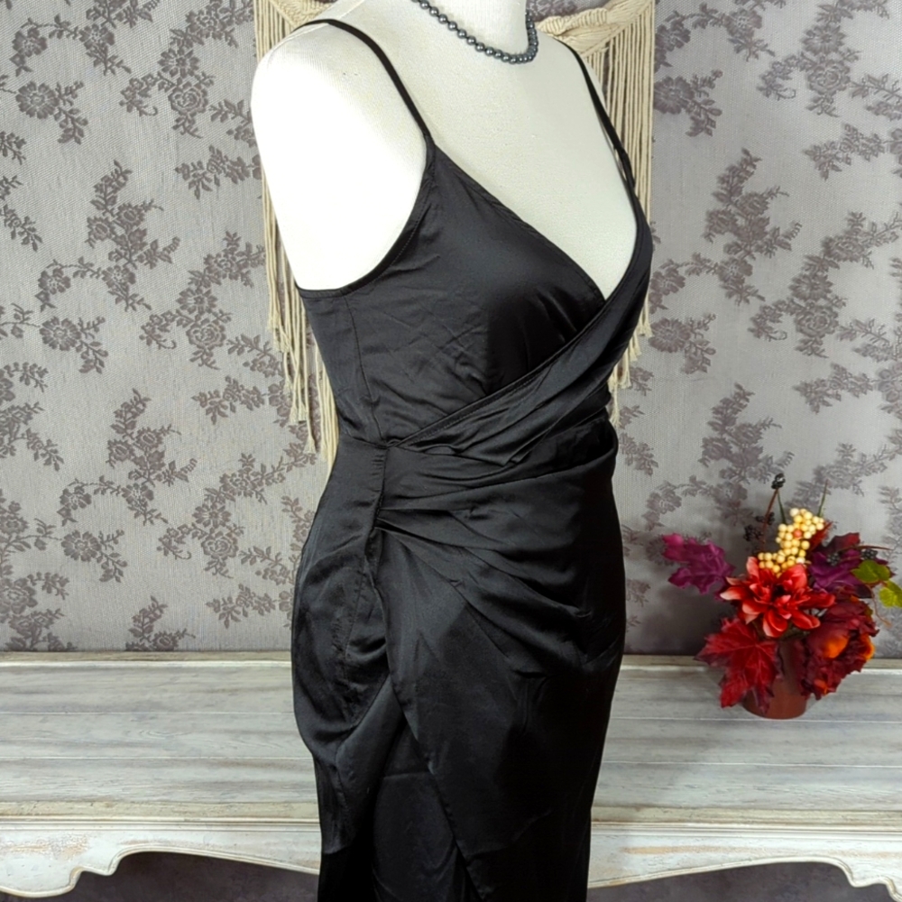 Pretty Little Thing little black dress - Picture 8 of 10